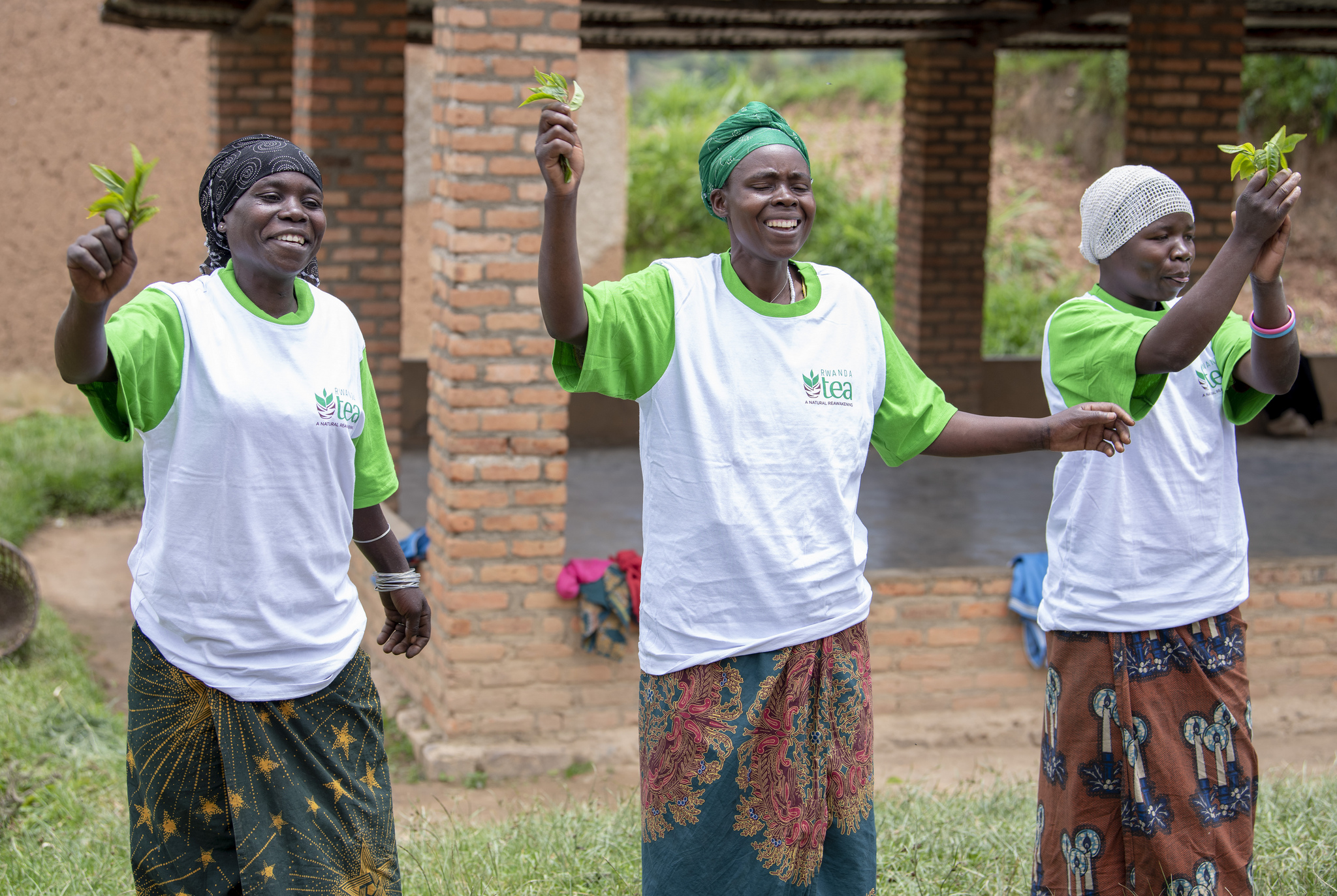 Mu nzira abafana baba bagaragaza icyo u Rwanda rurusha abandi, aba berekanaga icyayi cy'u Rwanda mu karere ka Nyabihu