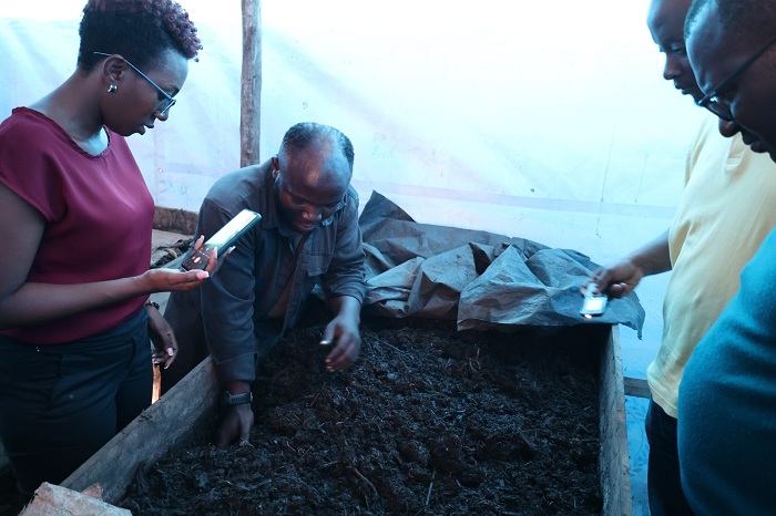 Avuga ko ifumbire akora ifite ubwiza buruta imvaruganda 