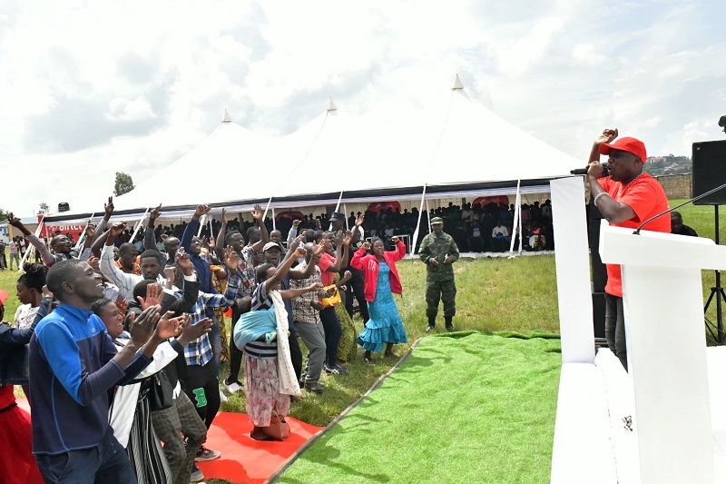 Abaturage babyinanye n'umuhanzi Eric Senderi bishimira kwakira telefone