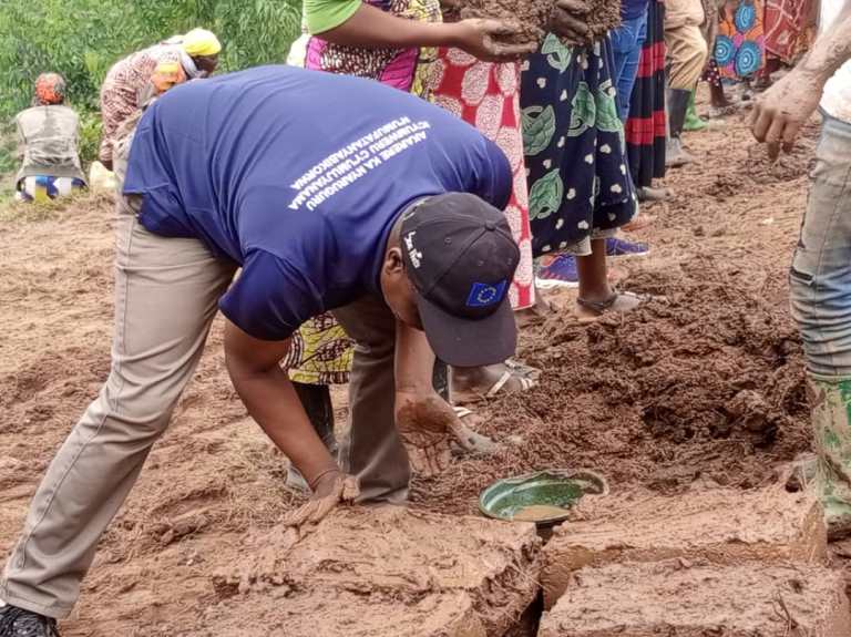 Mu kubakira abatishoboye hanabumwbe amatafari