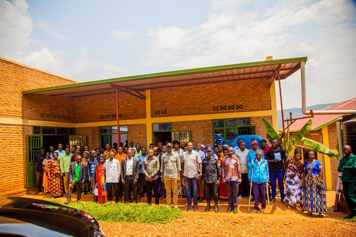 Kayonza ku bufatanye na Pariki y'Akagera Koperative GIKADINI yashyikirijwe inzu yumishirizwamo urusenda 