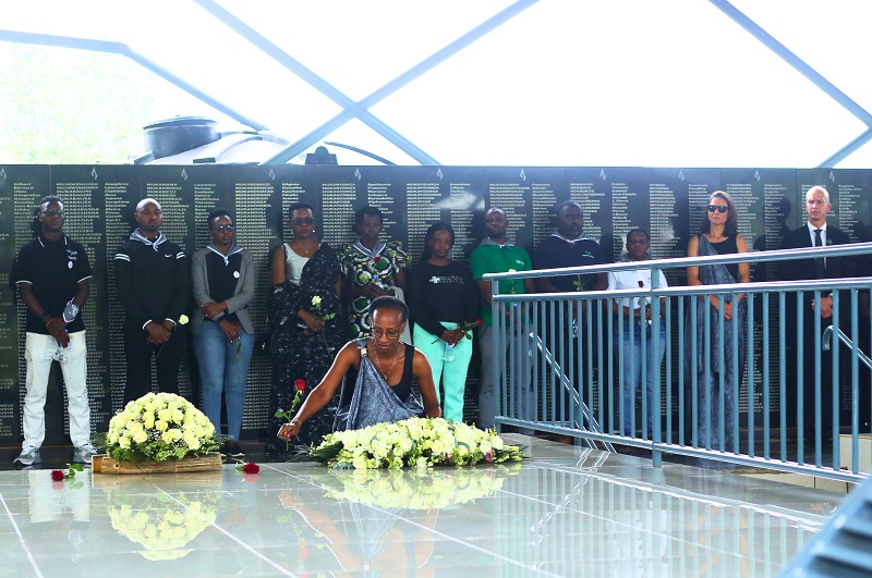 Umuyobozi Mukuru wa One Acre Fund Rwanda, Belinda Bwiza ashyira indabo ku mva