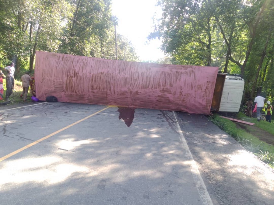 Imodoka yafunze umuhanda