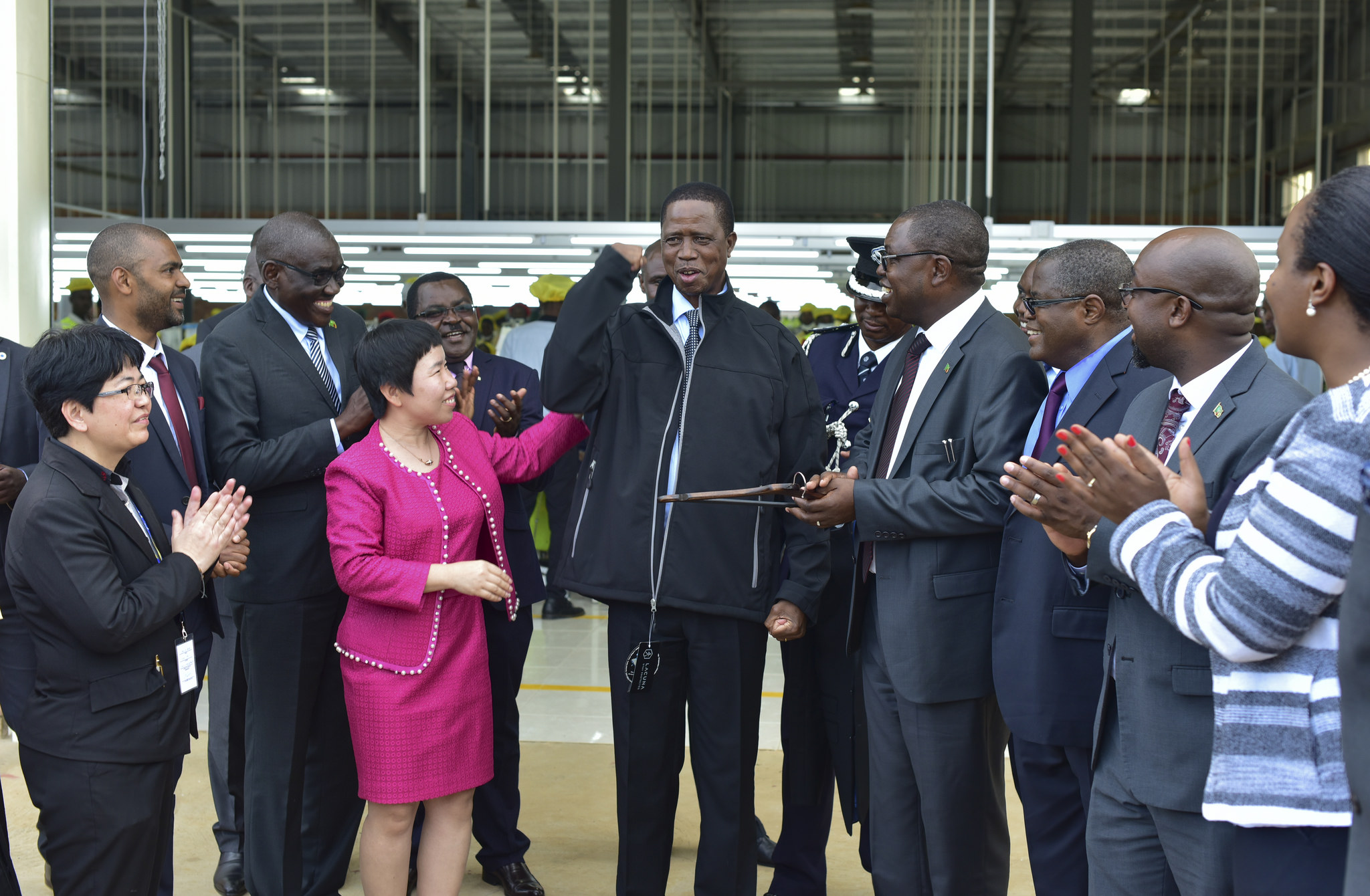 Yahise anayambara mu rwego rwo kwerekana ko ayishimiye