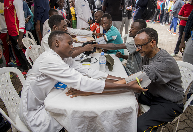 Perezida Kagame nawe yatanze urugero ko kwipimisha indwara zitandura bifasha kwirinda kuruta kwivuza