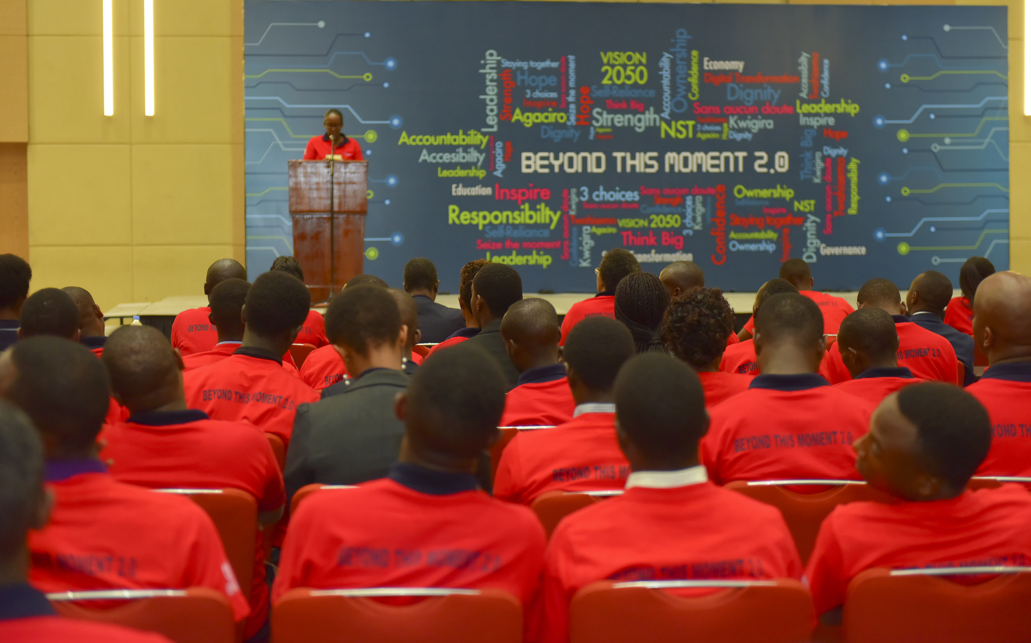 Urubyiruko rwari rwitabiriye uyu muhango ruteze amatsi umushyitsi mukuru