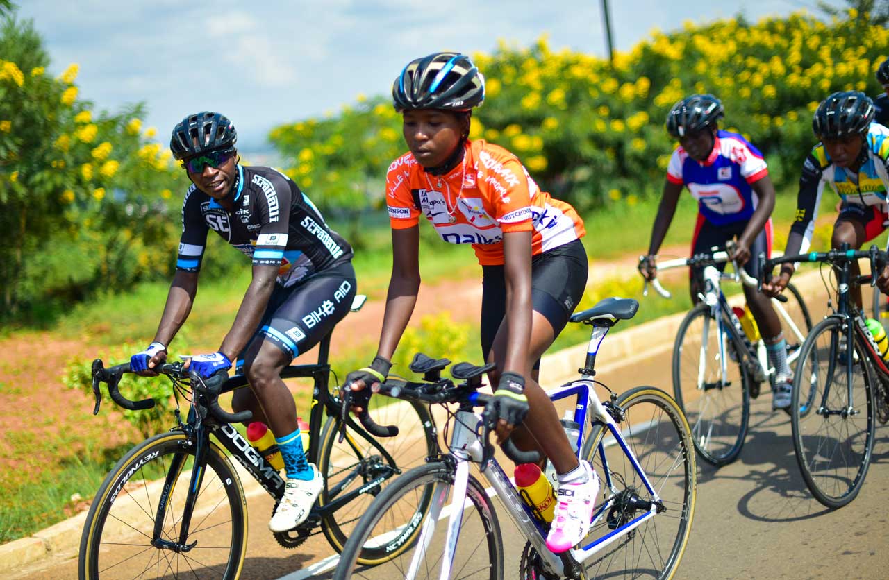 Abahungu n'abakobwa bagize Tour du Rwanda