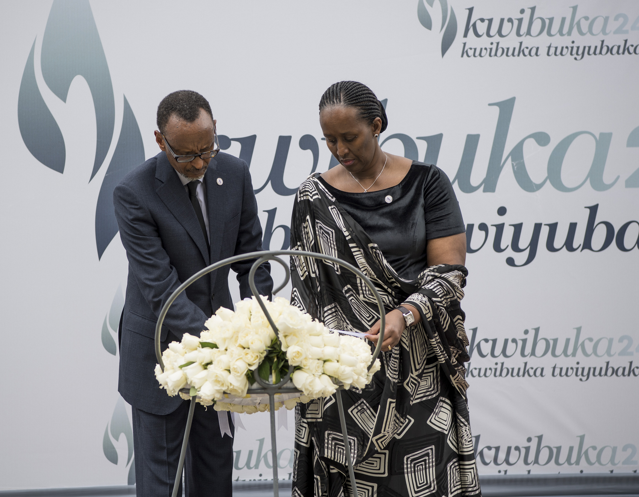 Perezida Kagame na Madame Jeannette Kagame bashyira Indabo ku Rwibutso rwa Jenoside rwa Kigali