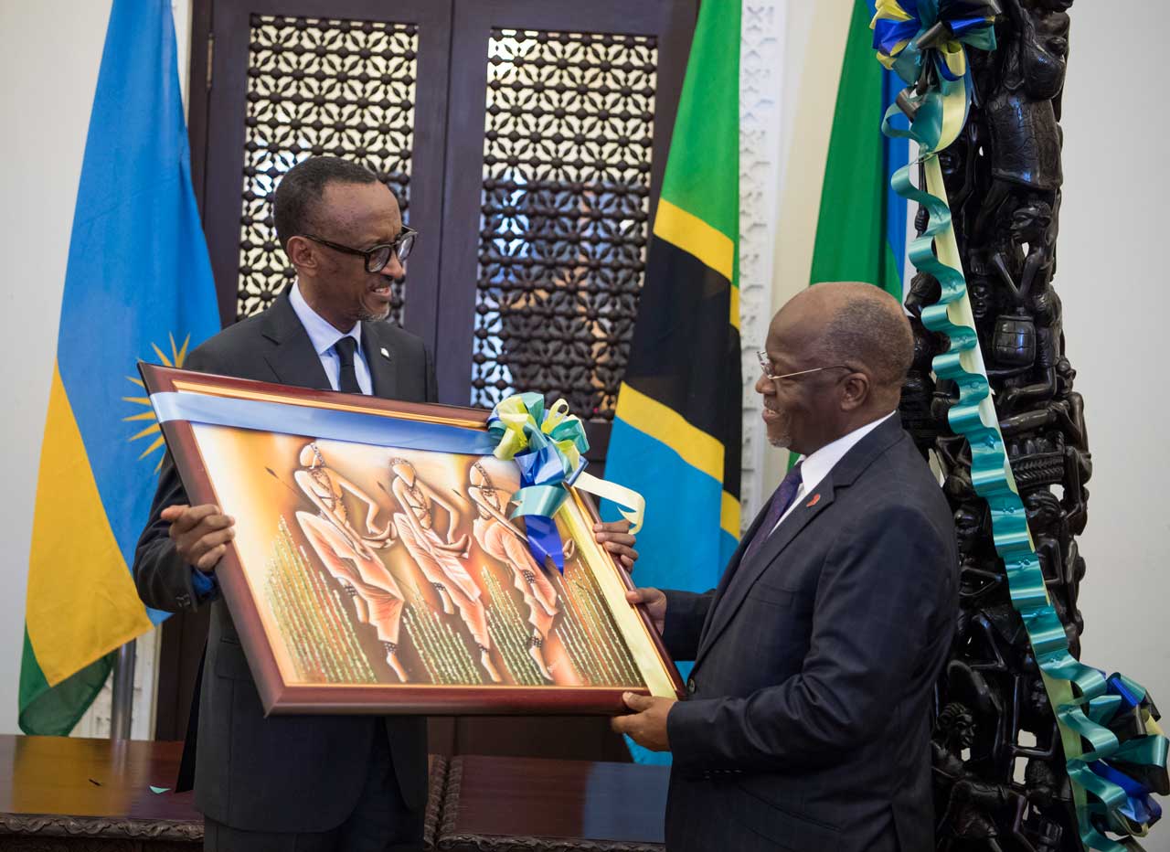 Perezida Kagame yageneye Perezida Magufuli impano