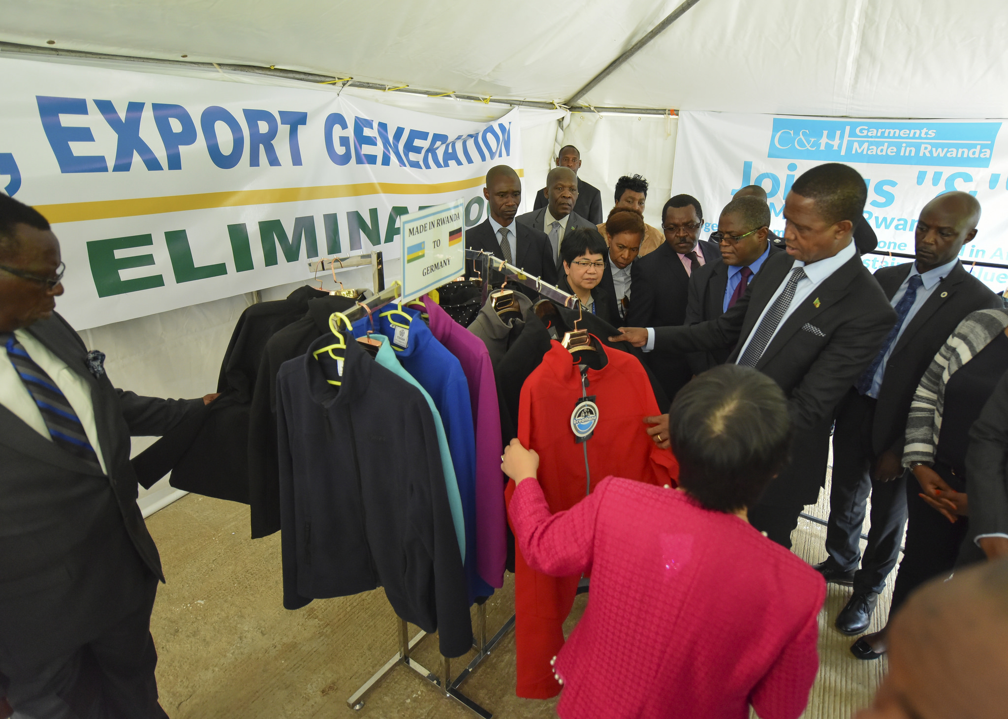 Abayobozi ba C&H bakomeje kumwereka imyambaro itandukanye bakora 