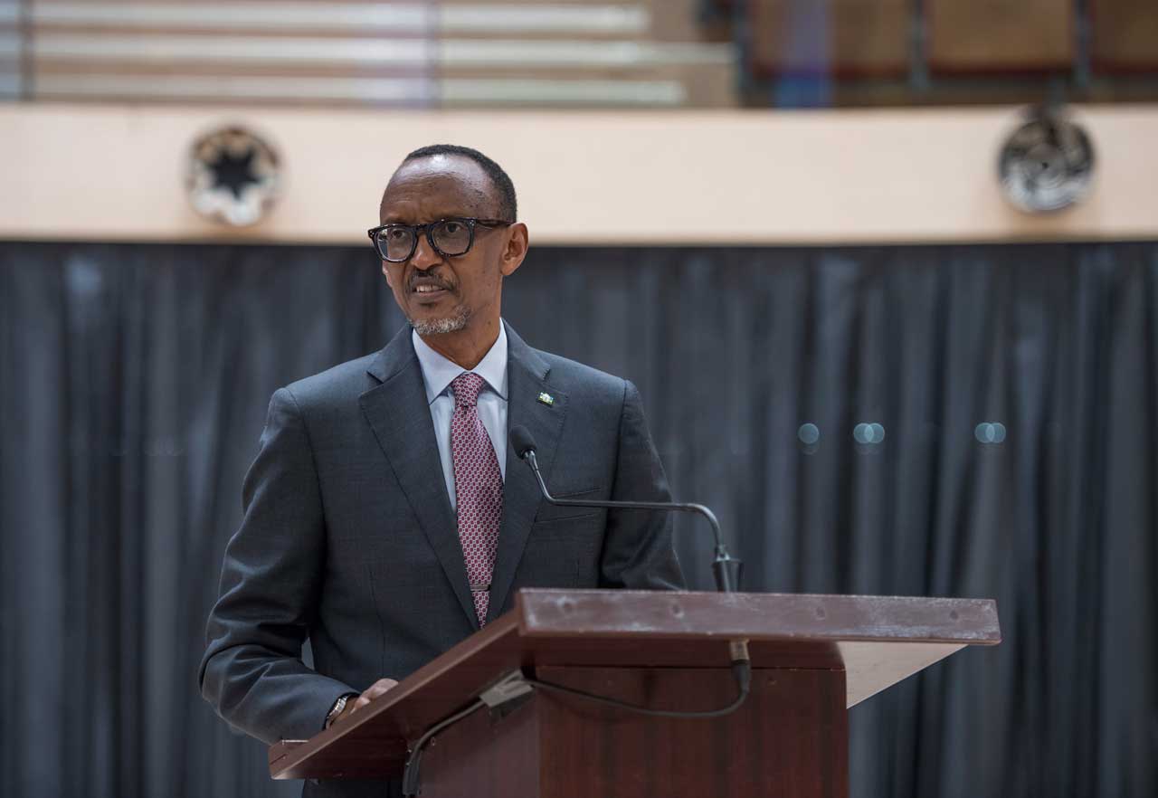 Perezida Kagame na Mme Jeannette Kagame ubwo bakiraga aba bayobozi