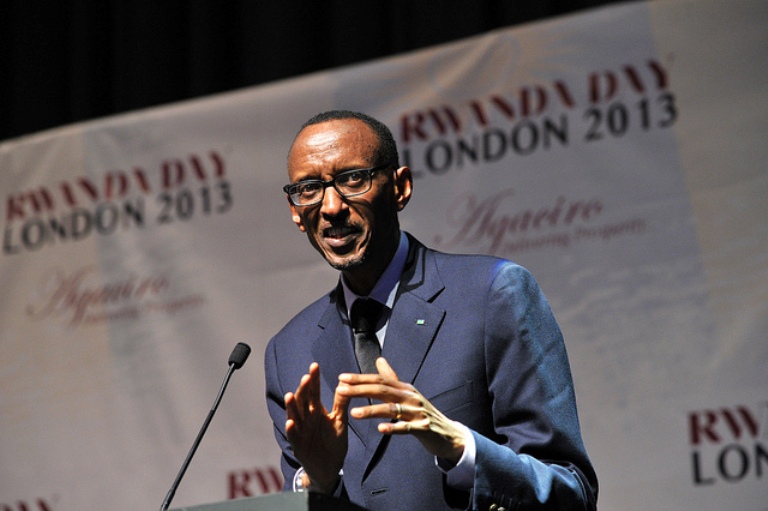 Perezida Kagame yabwiye Abanyarwanda baba mu Bufaransa ko bakwiye kwihesha agaciro kandi bagakunda n'igihugu cyabo.