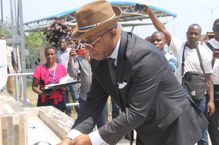 Minisitiri w'agateganyo ushinzwe ubuzima muri Congo akigera mu Rwanda yabanje gukaraba