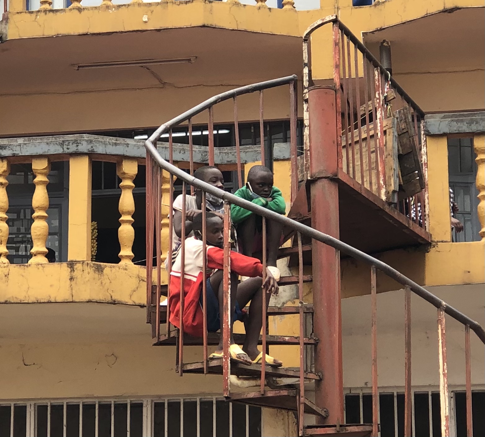 Aba bambwiye ko ari aba Marine, bari bicaye kwa Mutangana ngo bacunze urangara ngo bamukosore (Bamwibe)