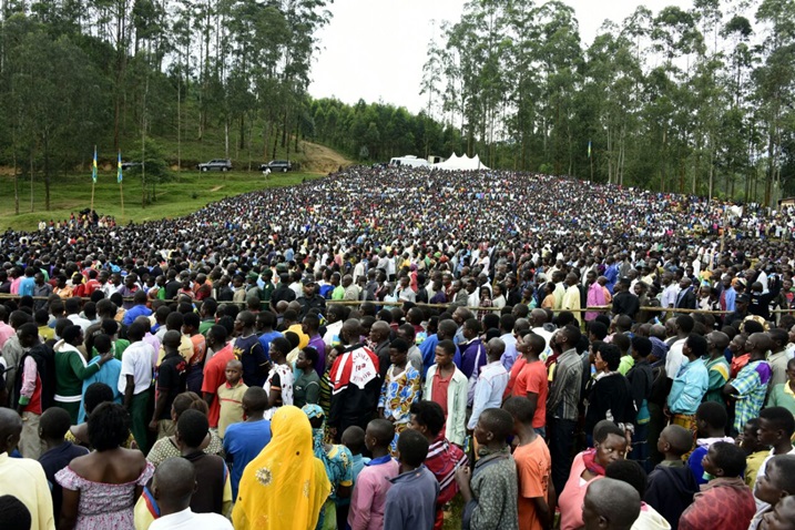 Perezida Kagame yakiriwe n'imbaga y'abaturage ba Gakenke.