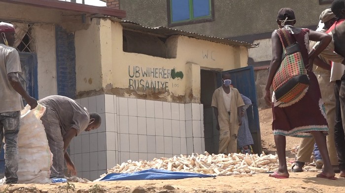 Ubwiherero bivugwa ko ari ubw'isoko ngo buri kure. Hafi yabwo hakorerwa ibikorwa byo gutunganya ibyo kurya