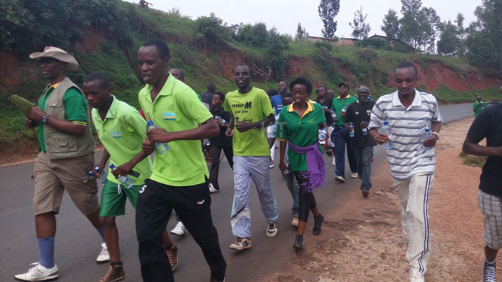 Club Ibisumizi hamwe na bamwe mu baturage bo mu Gako bagana kuri Sitade Huye