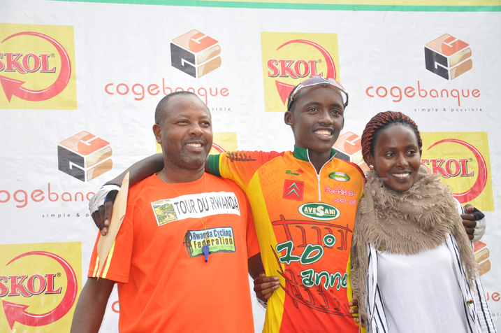 Mugisha Samuel (uri hagati ) amaze y'iminsi yitwara neza mu masiganwa yo mu Rwanda