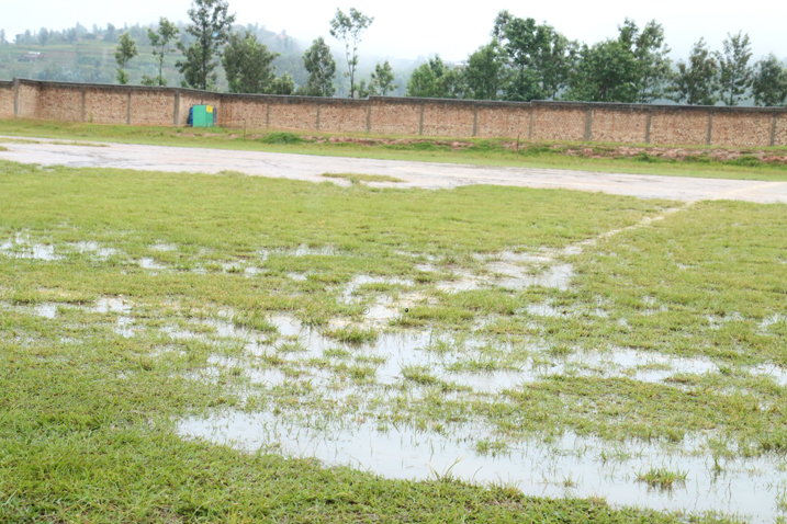 Aha ni mu kibuga hagati,ikipe yari gukina umupira wo hasi ni hano yari kuwunyuza