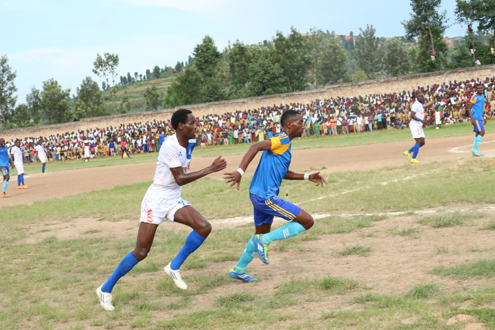 Davis Kasirye ahanganye na ba myugariro b'Amagaju