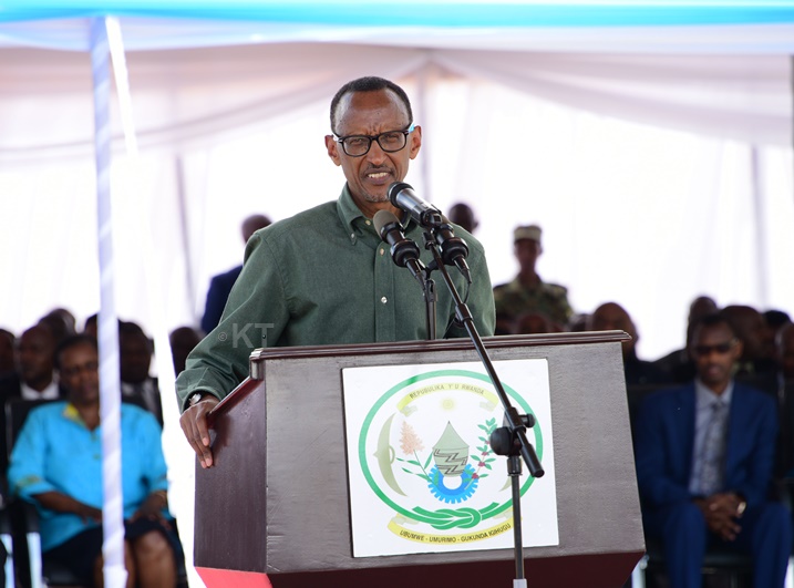Perezida kagame yakiriye Perezida Magufuli n'abamuherekeje, abagezaho indamutso y'Abanyarwanda.