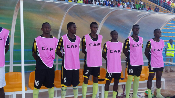 Muhadjili Hakizimana (wambaye 8) na bagenzi be babanje ku ntebe y'abasimbura,nabo bafashe umunota wo kwibuka