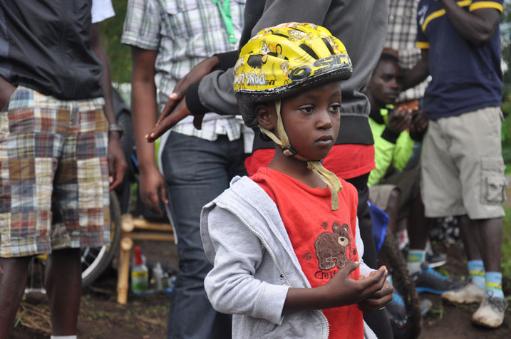 Jonathan umwana wa Rafiki Jean de Dieu(wahoze nawe asiganwa), umwe mu bafite ejo heza mu mukino w'amagare