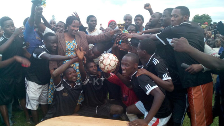 Amakipe y'umurenge wa Munini yatwaye ibikombe (Abagabo n'abagore)