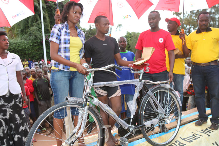 Ahorukomeye wabaye uwa mbere, yahembwe igare n'amafaranga bifite agaciro k'ibihumbi 85