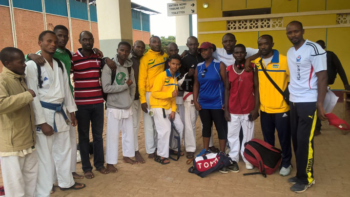 Hamwe n'ikipe ye ya Lion bishimira uburyo yitwaye mu marushanwa