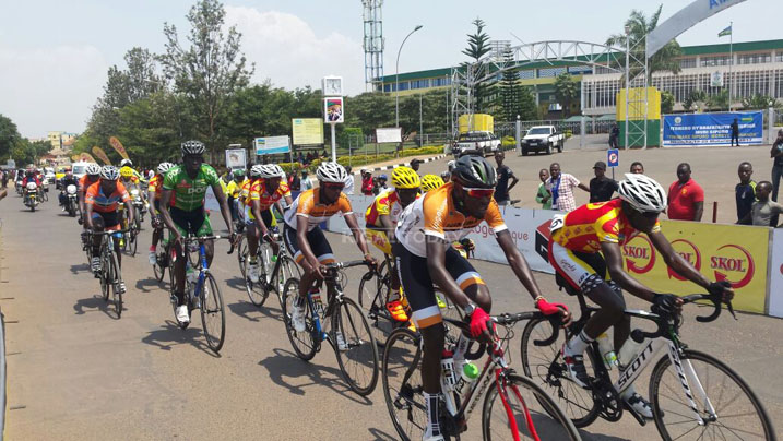 Ubwo bazenguruka mu mujyi wa Kigali banyuze kuri Stade Amahoro