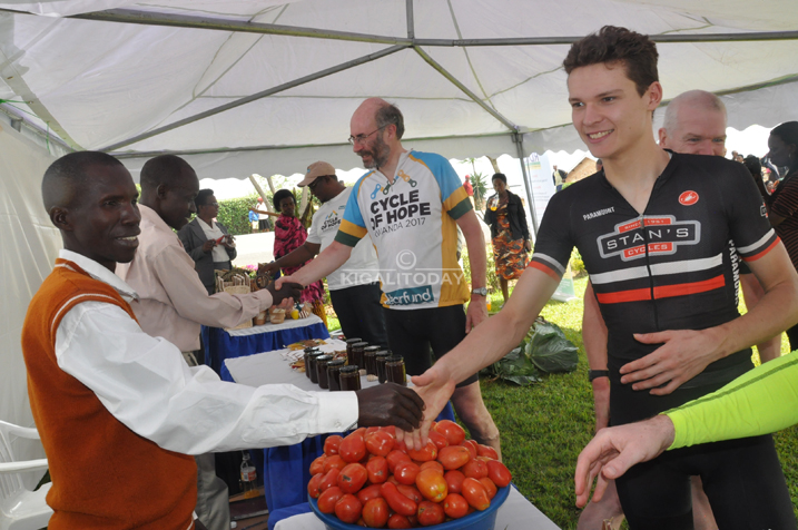 Banasuye abaturage ba Muhanga basanzwe batera inkunga