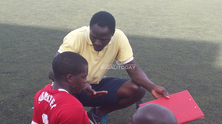 Katawuti agira umwanya nawe wo kunganira Umutoza mukuru agira abakinnyi inama