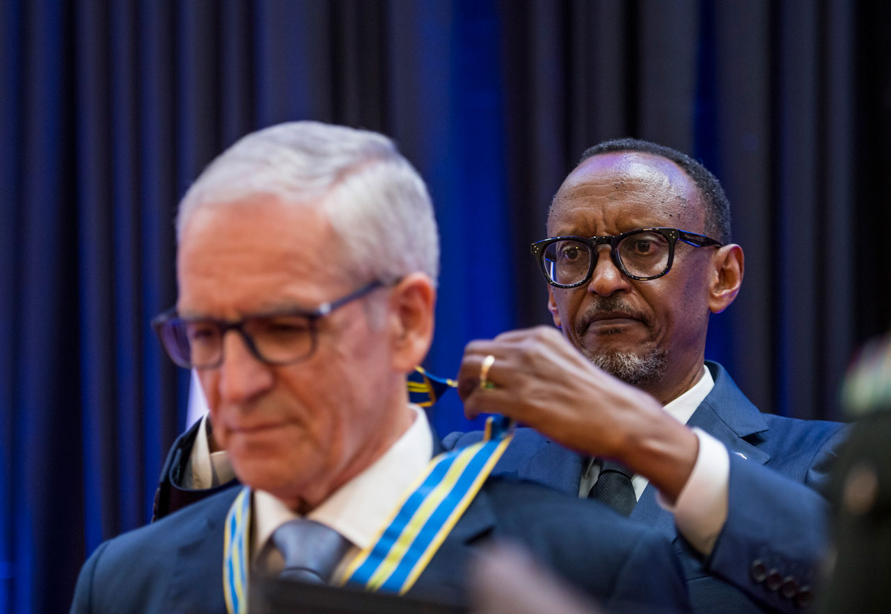 Perezida Kagame yambika Alain Gauthier umudali