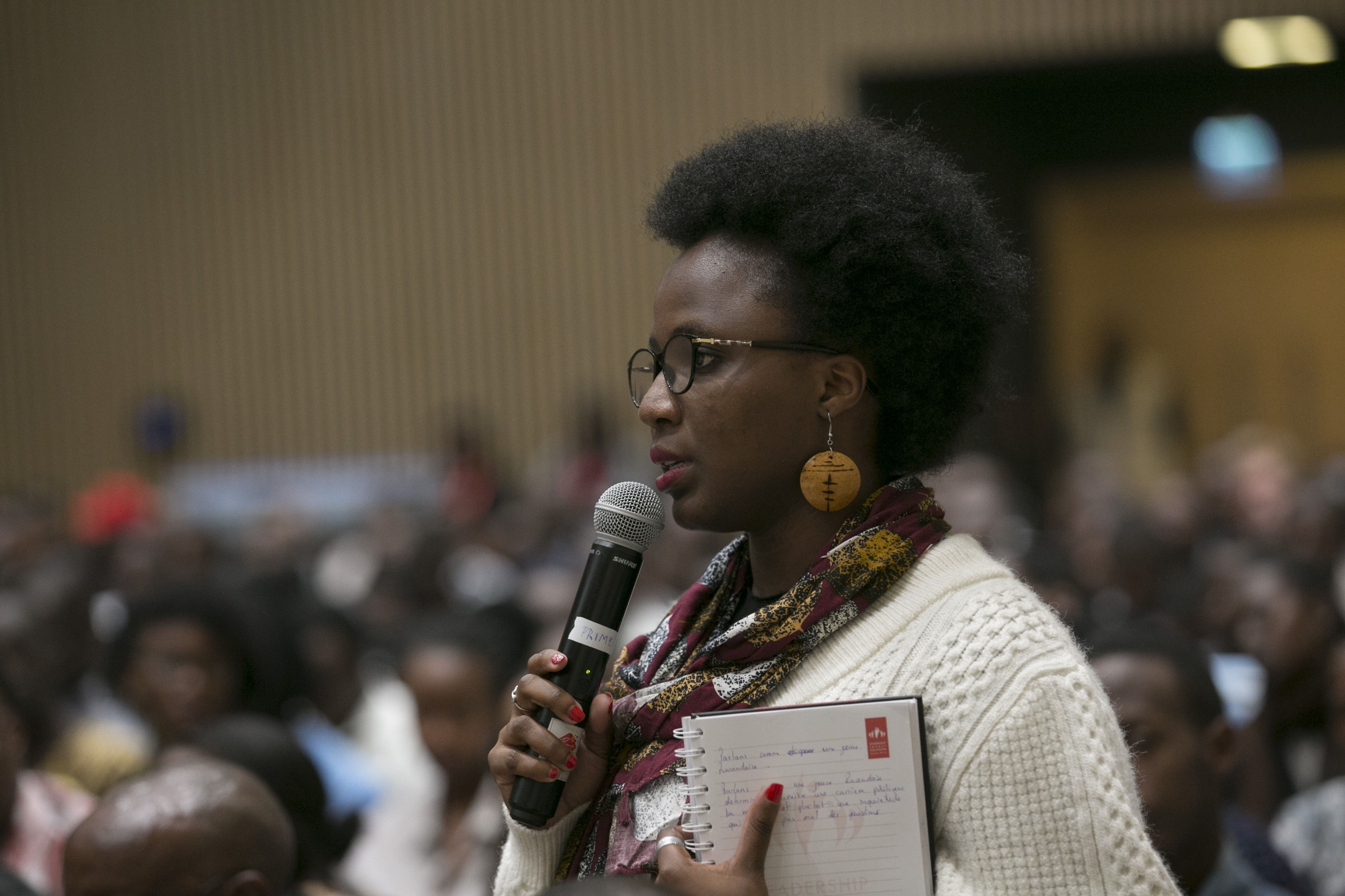 Abitabiriye iri murika ry'iki gitabo babaza ibibazo