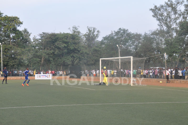 Umunyezamu yabanje kwicara, mu gihe umupira wari hejuru