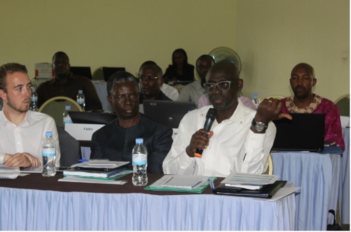 Minisitiri Busingye aganira n'abitabiriye iyo nama