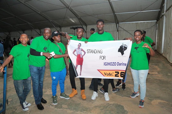 Abafana baserukanye imyenda isa hamwe n'ibyapa byamamaza uwo bashyigikiye