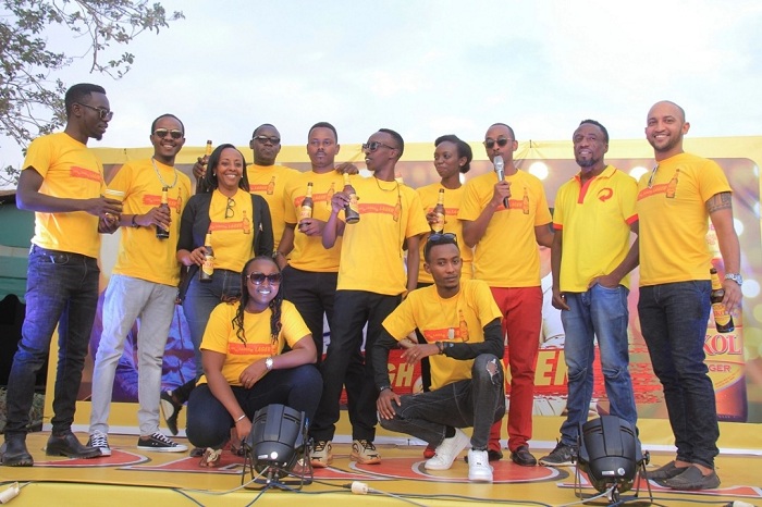 Abanyarwenya bagize itsinda ryitwa Comedy Knights bazifashishwa mu gushimisha abanywa Skol Lager