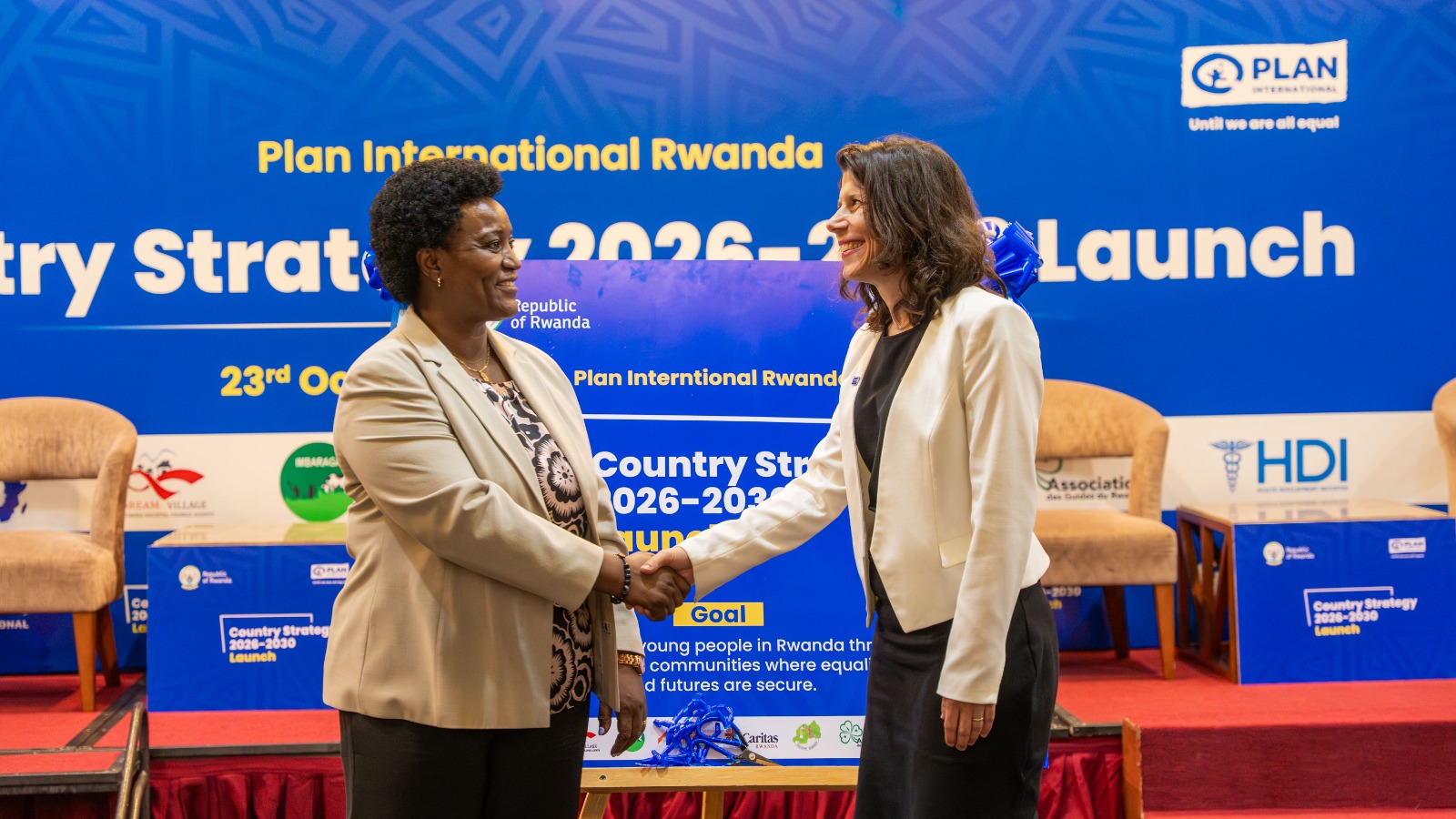 Minisitiri Uwimana Consolée na Emilie Fernandes 