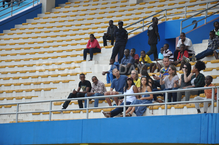 Abafana bari bake,gusa abanyamahanga bo baje kwirebera