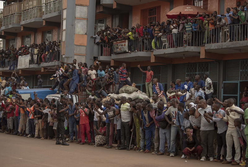 Abafana baba ari benshi ku muhanda bifuza no gufotora