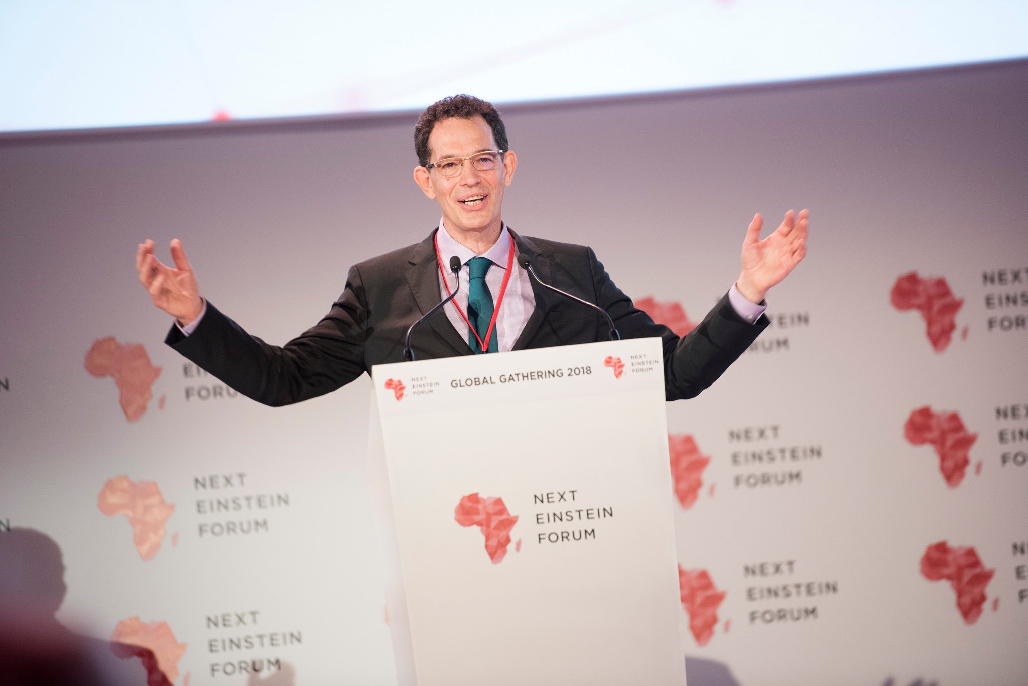 Prof Neil Turok akaba ari we washinze Ikigo nyafurika cy'Ubumenyi bw'Imibare bufite ibyicaro mu bihugu bitandukanye birimo n'u Rwanda