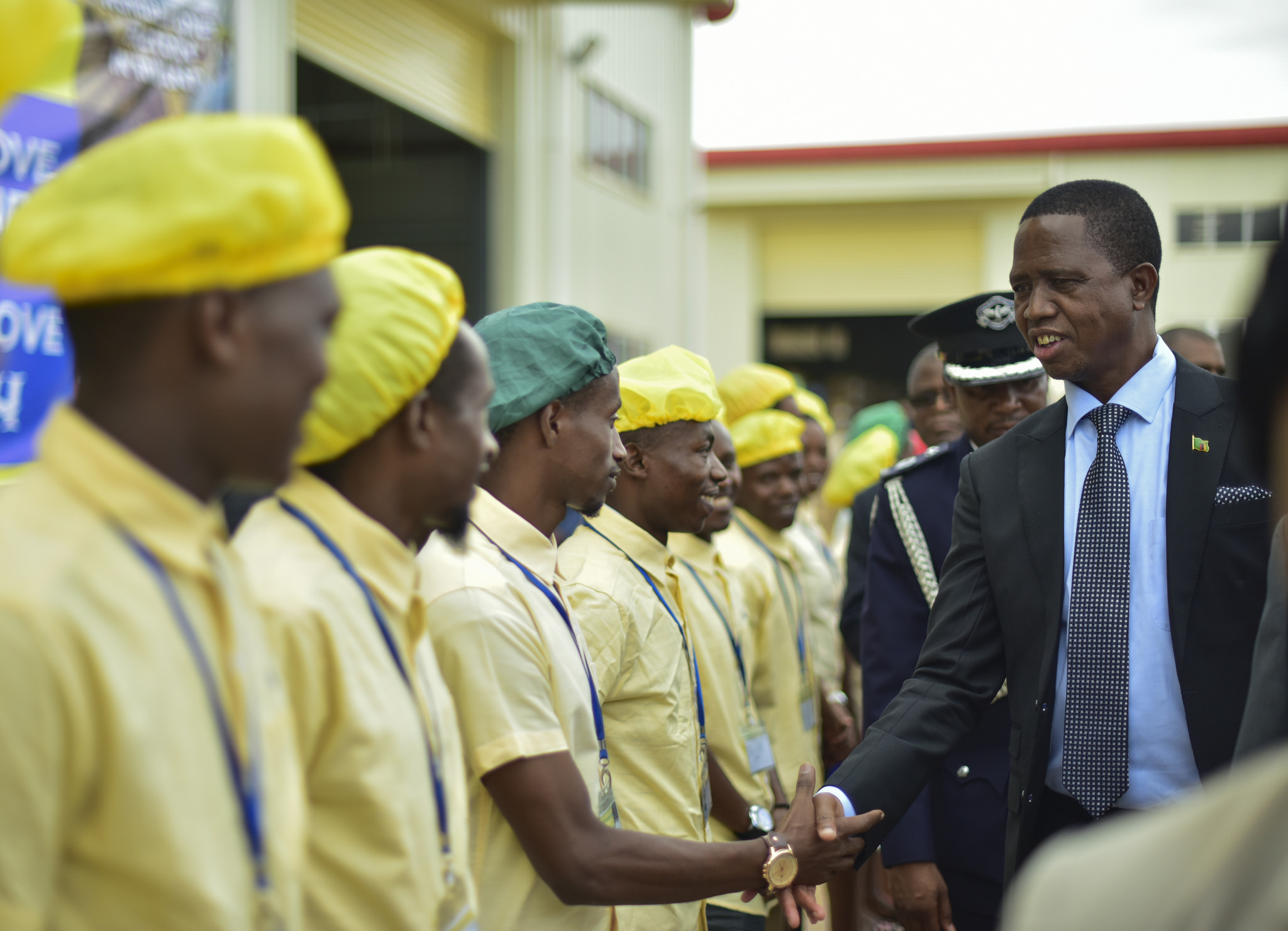 Abakozi b'uruganda C&H bamweretse urugwiro ubwo yabasuraga