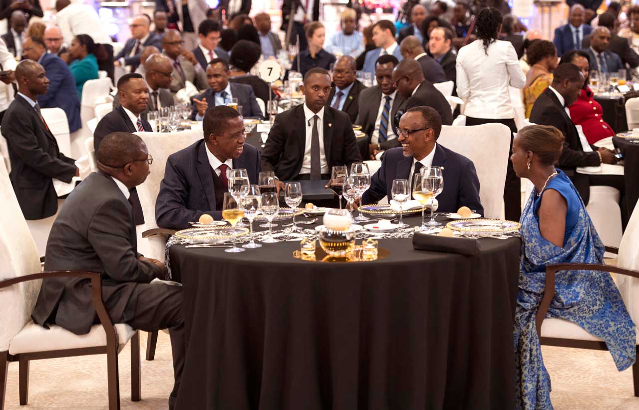 Ibiganiro byari byashyushye ku meza bari bicayeho