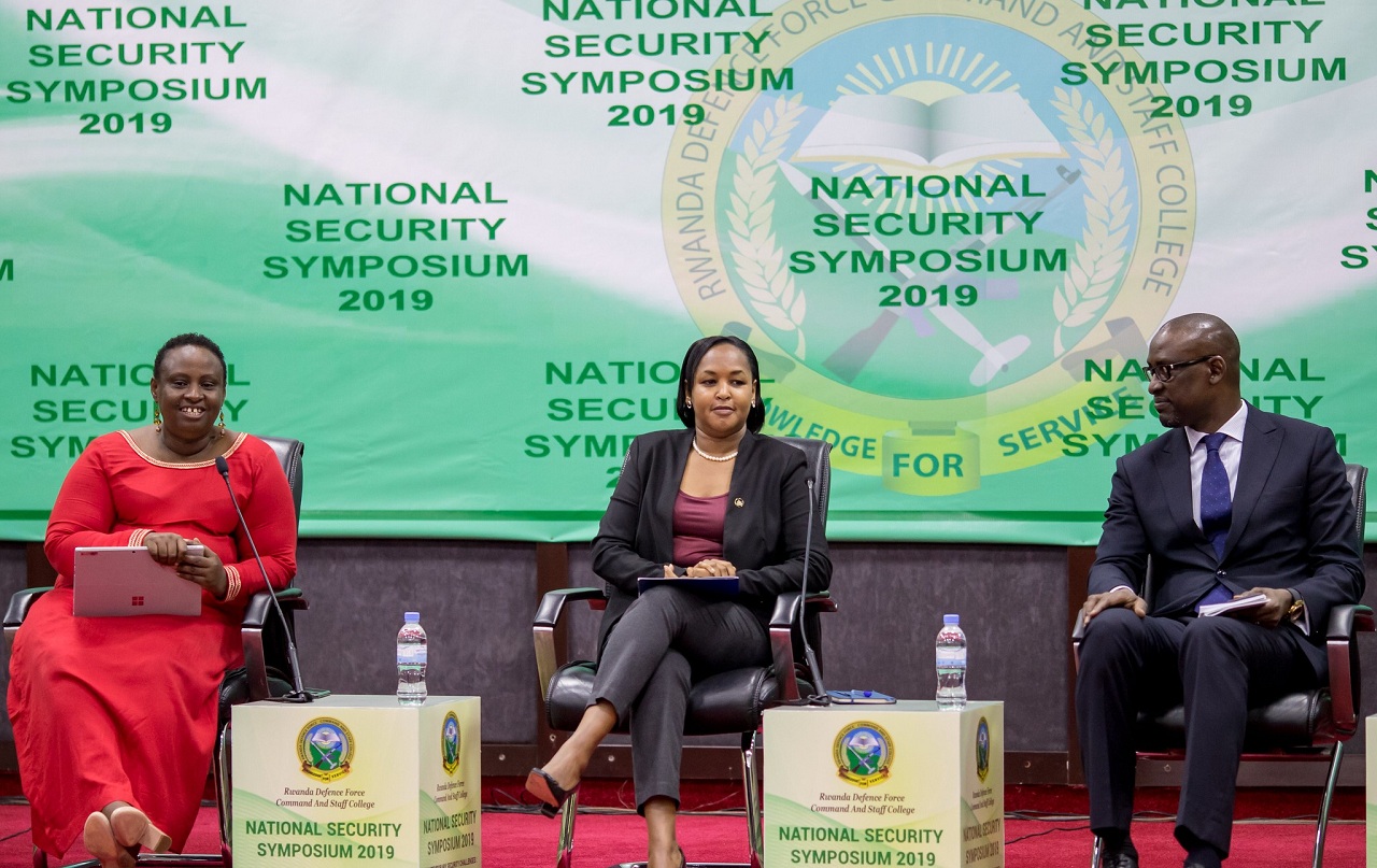 Minisitiri Rosemary Mbabazi (hagati) hamwe n