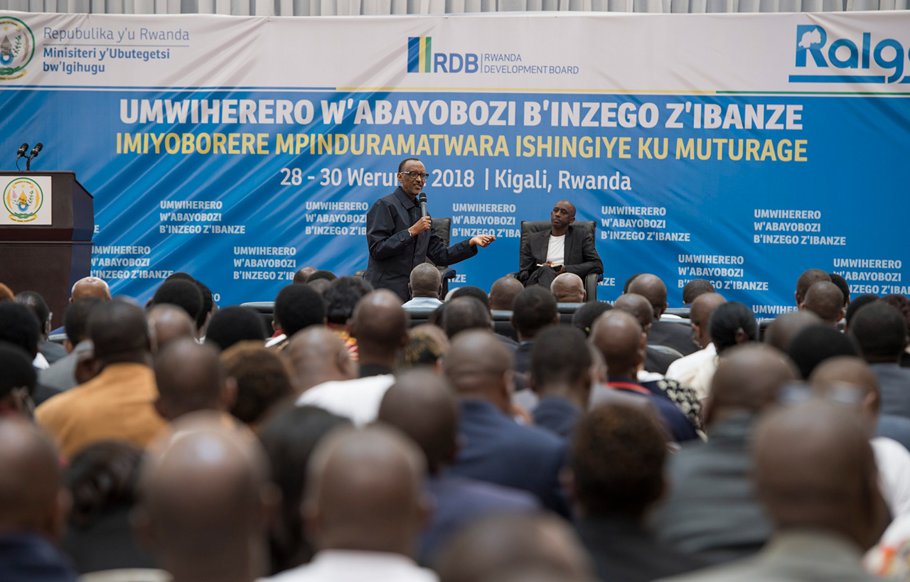 Perezida Kagame avuga ko umuyobozi uhora asaba imbabazi kubera makosa ye ntacyo aba ashoboye
