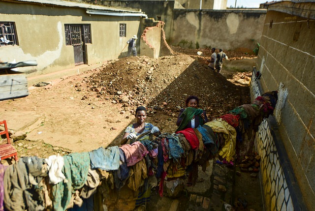 Imyenda Abatutsi bari bambaye ubwo bicwaga iri mu bitaburwa muri ibi byobo