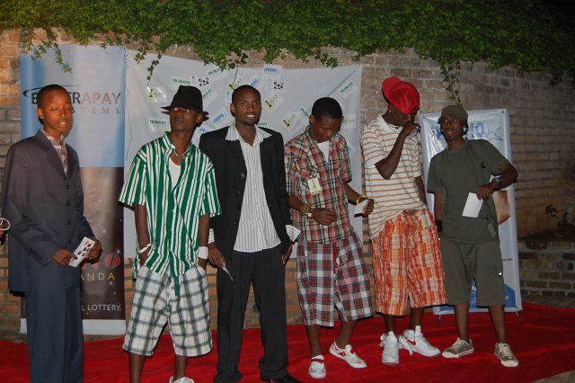 Bamwe mu bari bagize itsinda ry'abaririmbyi rya Just Family nabo ntibahatanzwe. Ibumoso ku ruhande hari umuraperi Lil G yambaye ikoti ry'umukara