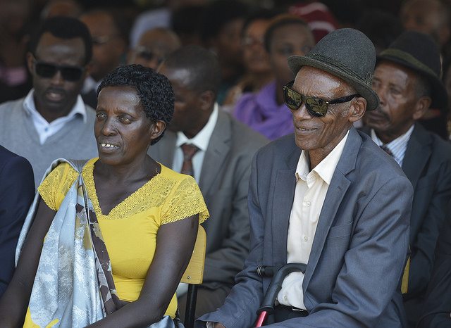 Ababyeyi baramwenyura kubera ibyishimo